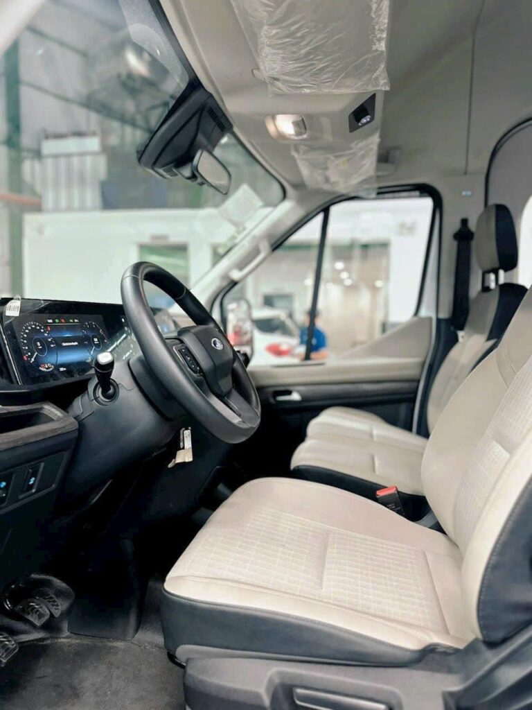 So Sánh Hyundai Solati Và Ford Transit