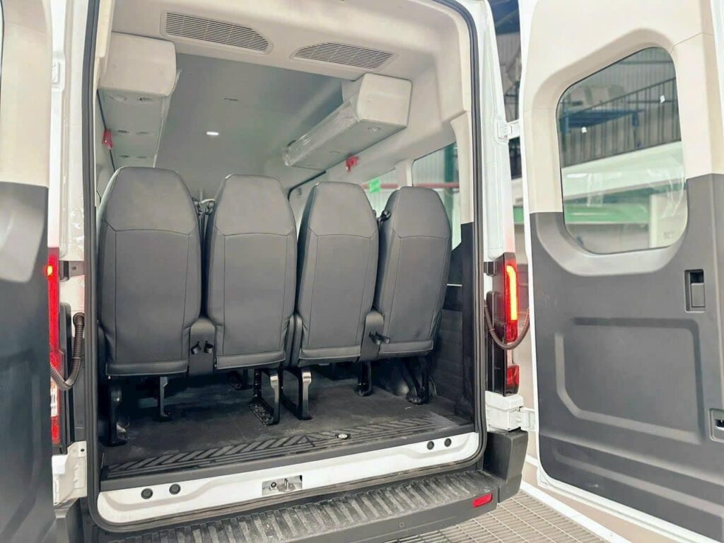 So Sánh Hyundai Solati Và Ford Transit