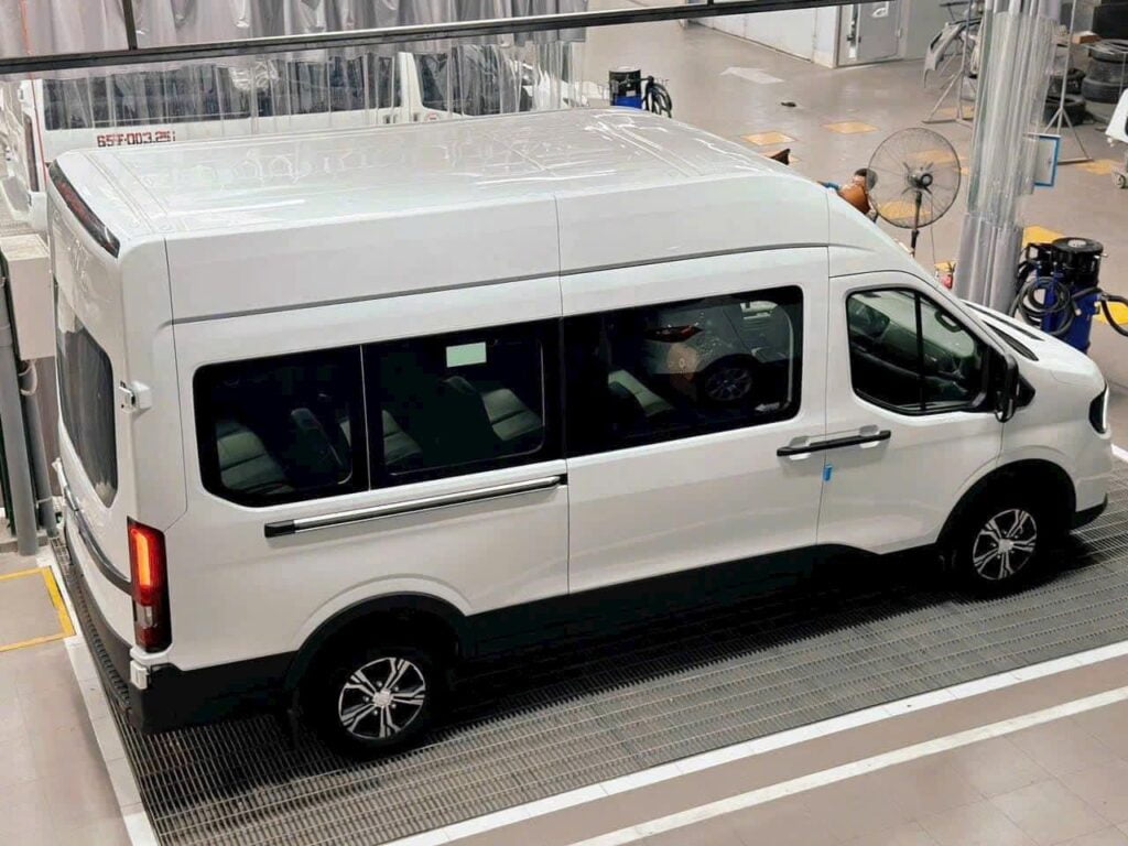 So Sánh Hyundai Solati Và Ford Transit