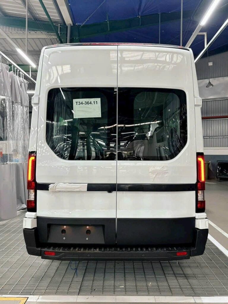 So Sánh Hyundai Solati Và Ford Transit