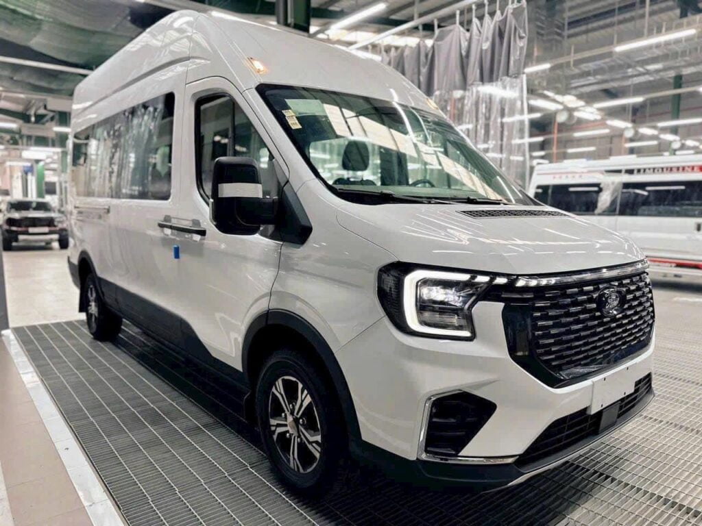 So Sánh Hyundai Solati Và Ford Transit