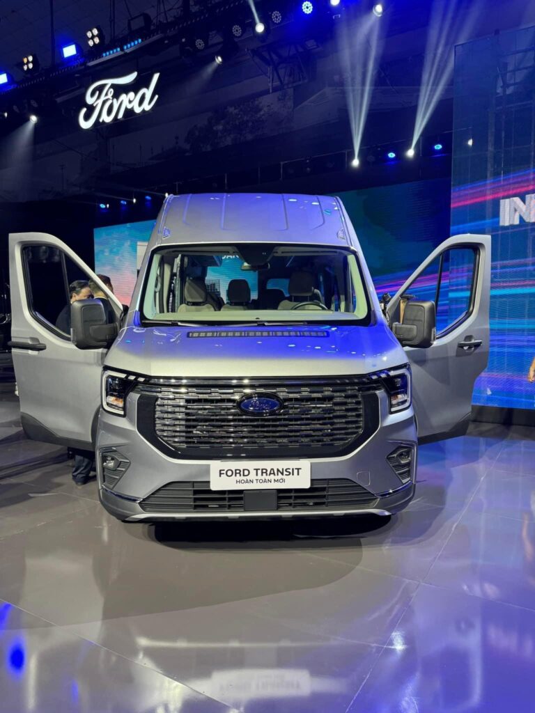 So Sánh Hyundai Solati Và Ford Transit