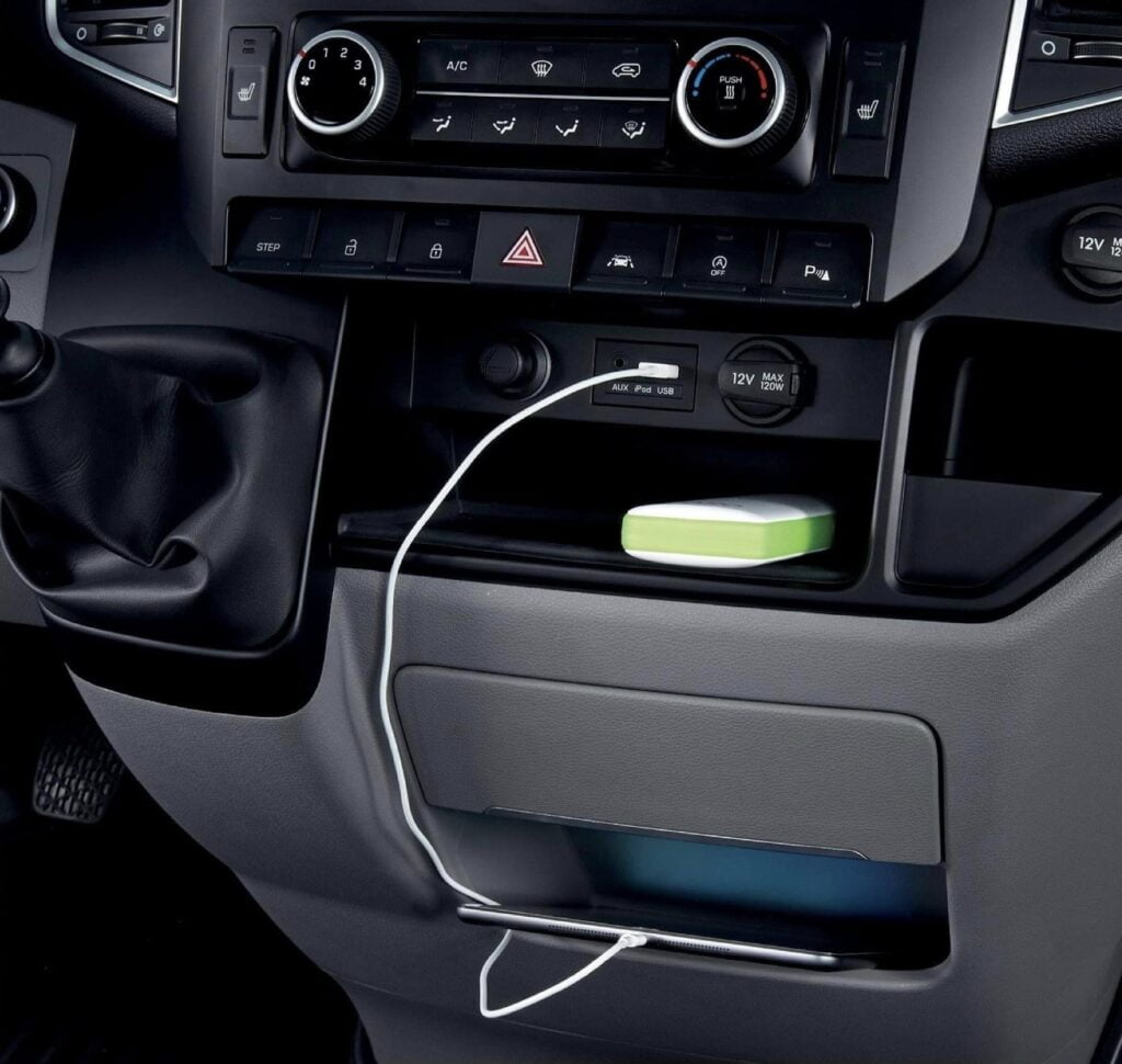 So Sánh Hyundai Solati Và Ford Transit