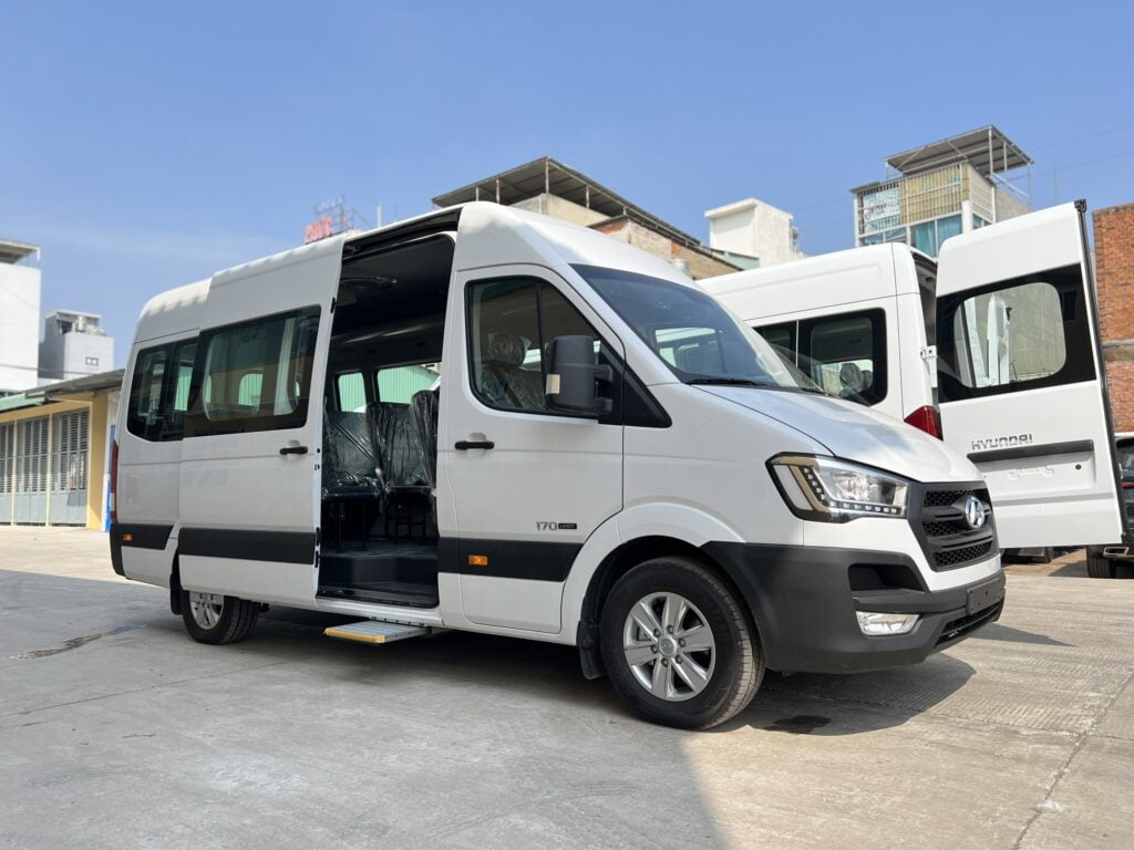 So Sánh Hyundai Solati Và Ford Transit