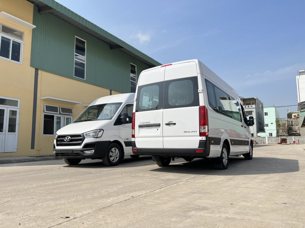 So Sánh Hyundai Solati Và Ford Transit