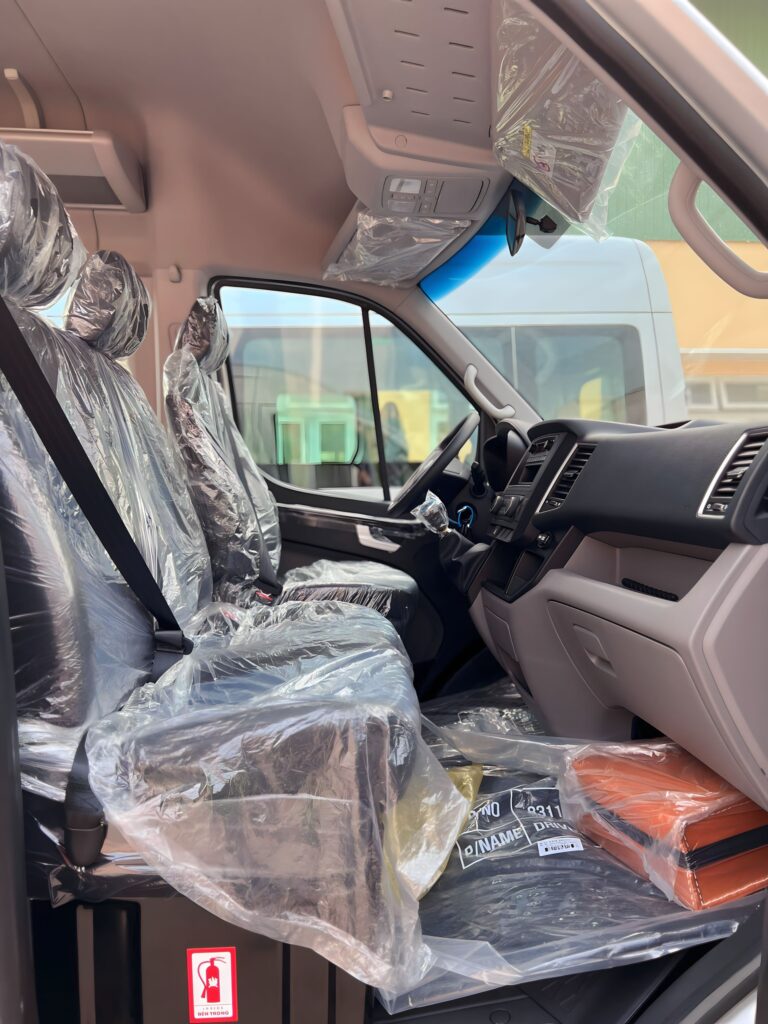 So Sánh Hyundai Solati Và Ford Transit