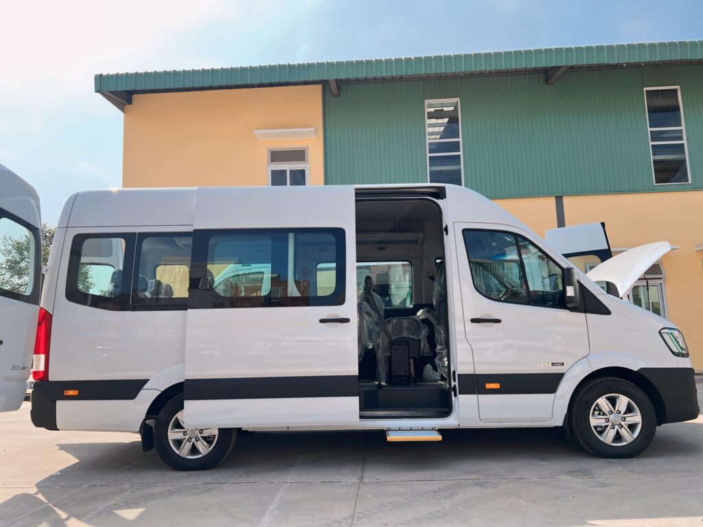 So Sánh Hyundai Solati Và Ford Transit